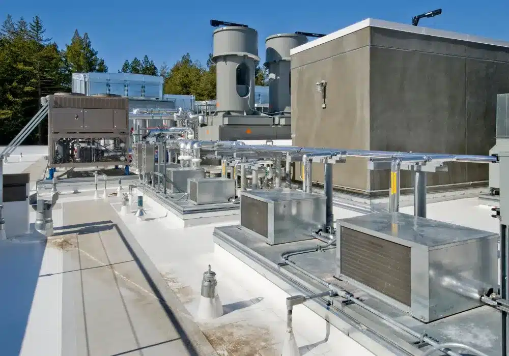 5 Expert Tips for HVAC System Optimization 1 A commercial rooftop equipped with extensive HVAC systems, including multiple units, pipes, and vents.